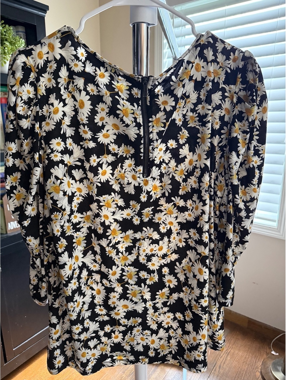 080. Karl Lagerfeld Paris•Daisy Print Blouse•LARGE - Picture 3 of 5